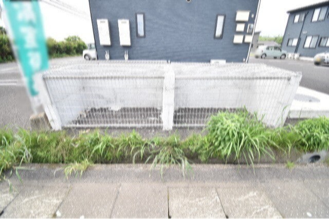 物件外観写真4　(敷地内ゴミ置き場)