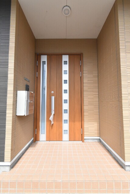 物件外観写真2　(玄関ポーチ)