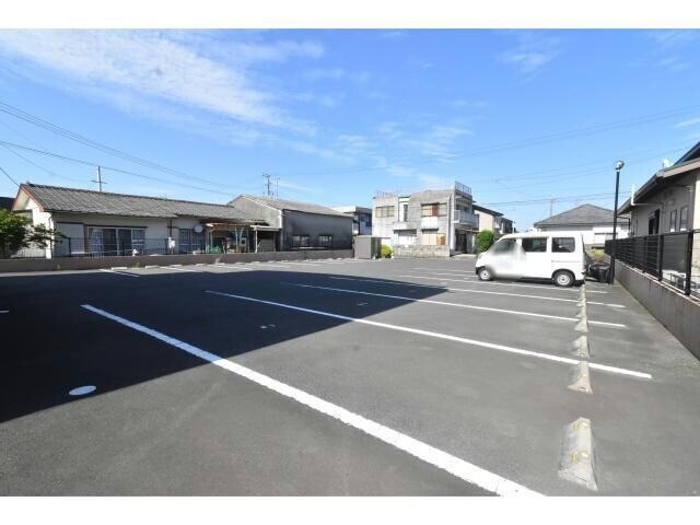 物件外観写真3　(駐車場)