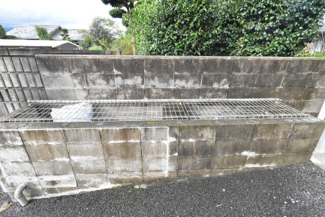 物件外観写真4　(敷地内ゴミ置き場)