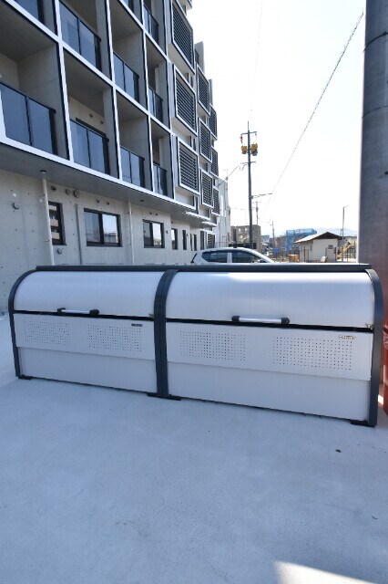 物件外観写真4　(敷地内ゴミ置き場)