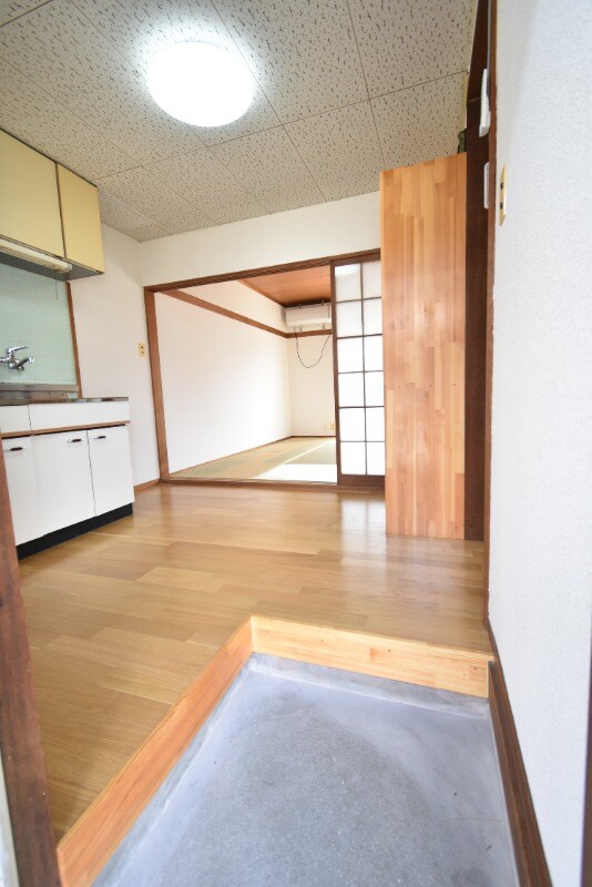 物件内観写真12　(玄関)