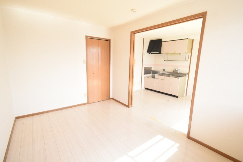 物件内観写真6　(ダイニング側)