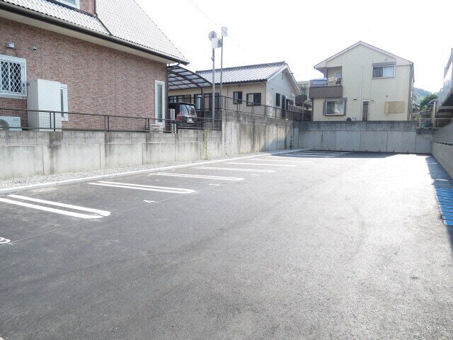 物件外観写真3　(駐車場)