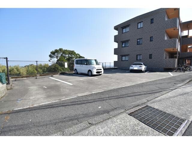 物件外観写真2　(駐車場)