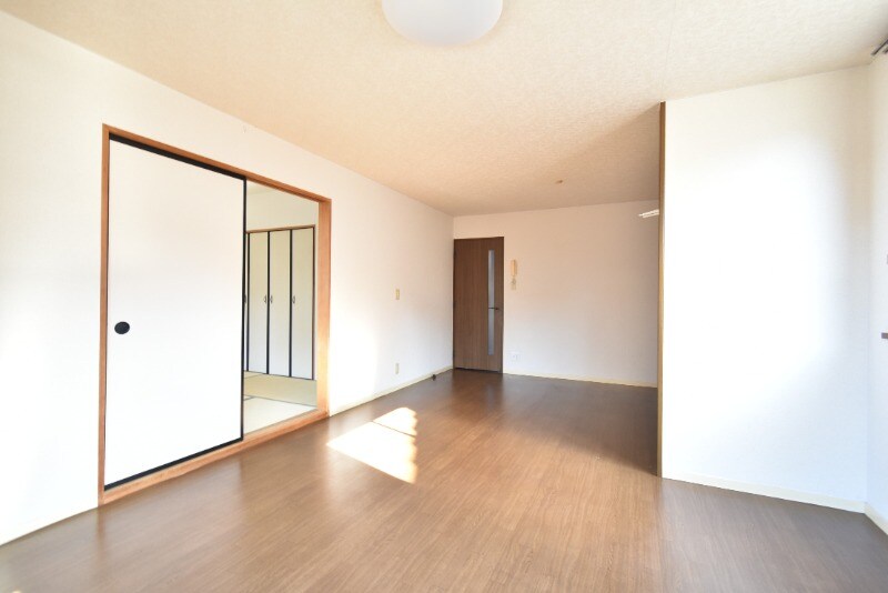 物件内観写真4　(リビング)