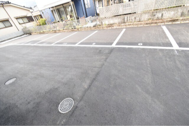 物件外観写真3　(駐車場)