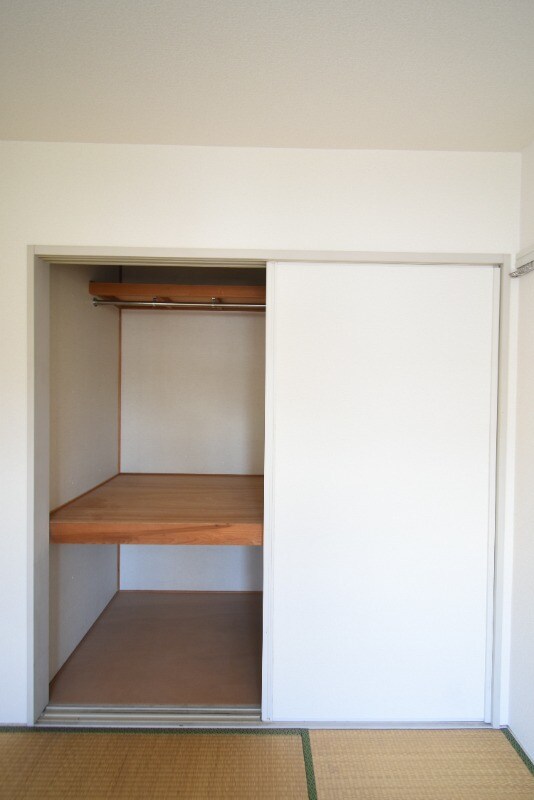 物件内観写真15　(押入)