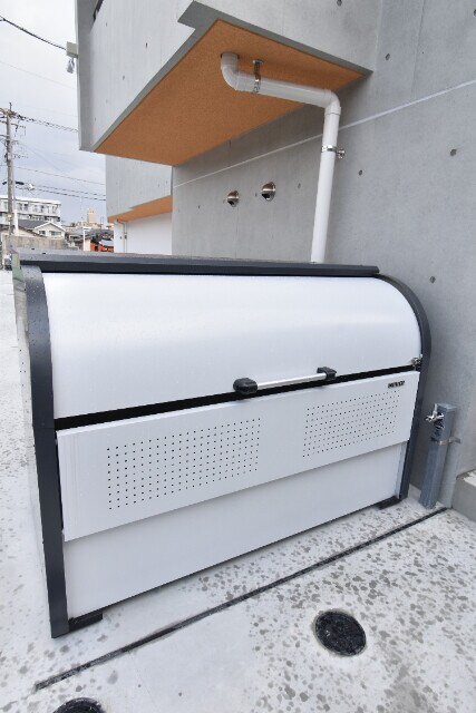 物件外観写真4　(敷地内ゴミ置き場)