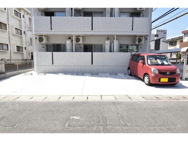 物件外観写真2　(駐車場)