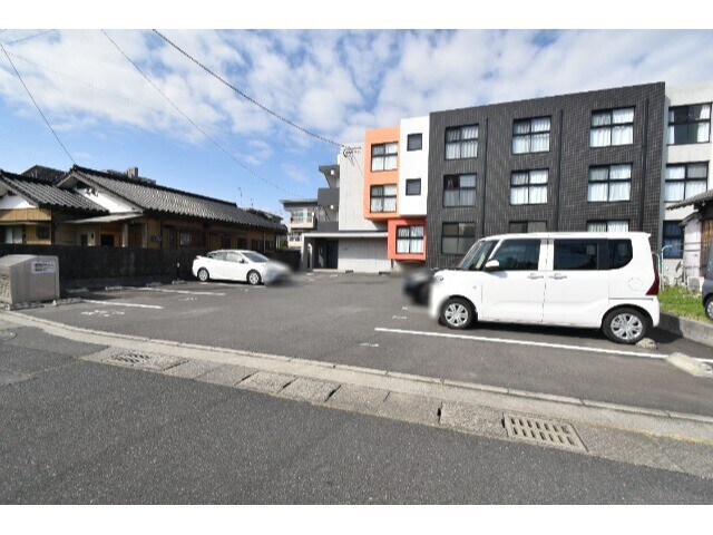 物件外観写真2　(駐車場)