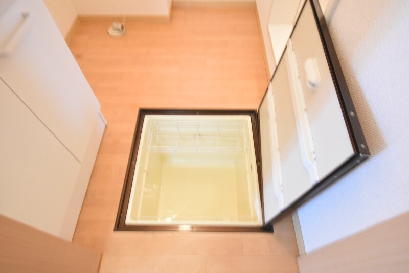 物件内観写真15　(床下収納)