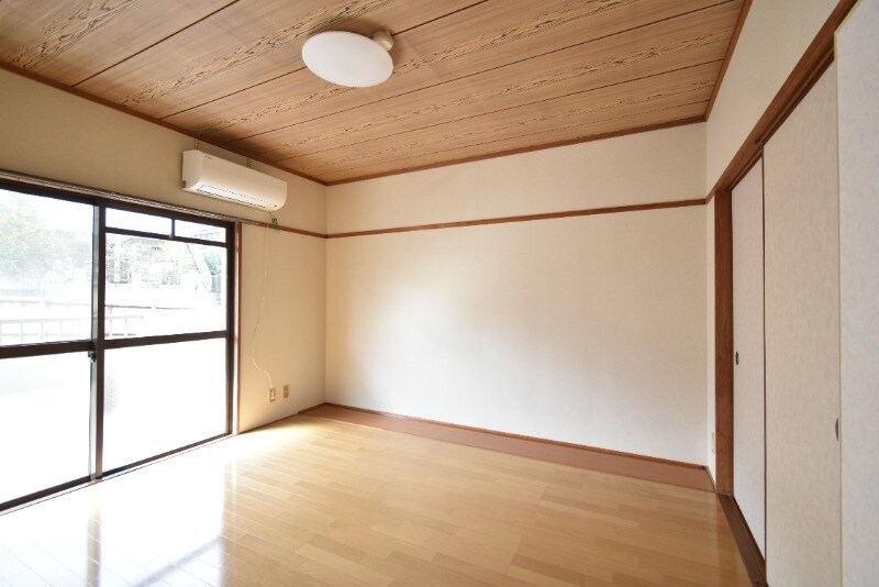 物件内観写真10　(洋室　南側)