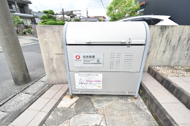 物件外観写真3　(敷地内ごみ置き場)