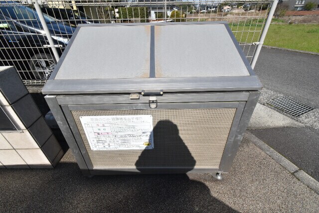 物件外観写真4　(敷地内ゴミ置き場)