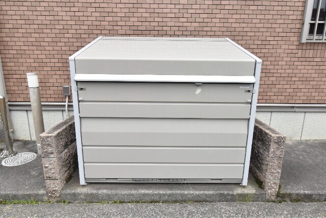 物件外観写真4　(敷地内ごみ置き場)