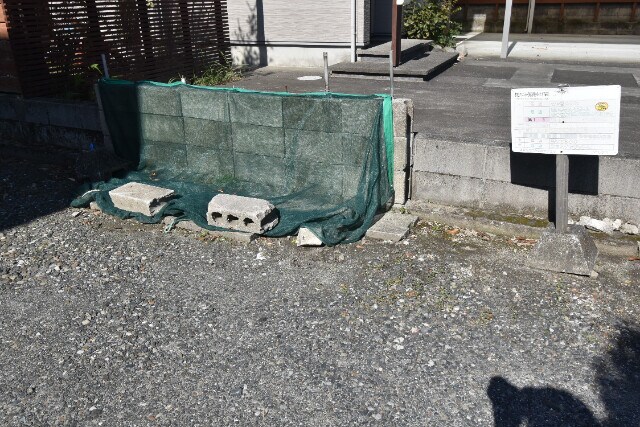 物件外観写真4　(敷地内ごみ置き場)