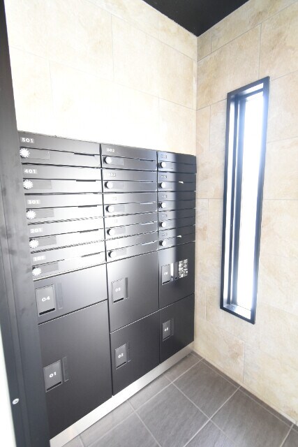 物件外観写真4　(宅配ボックス・集合郵便受け)