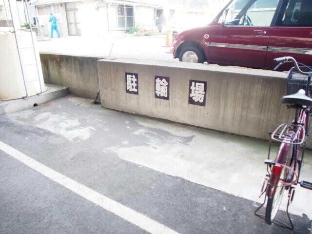 物件外観写真4　(駐輪場)