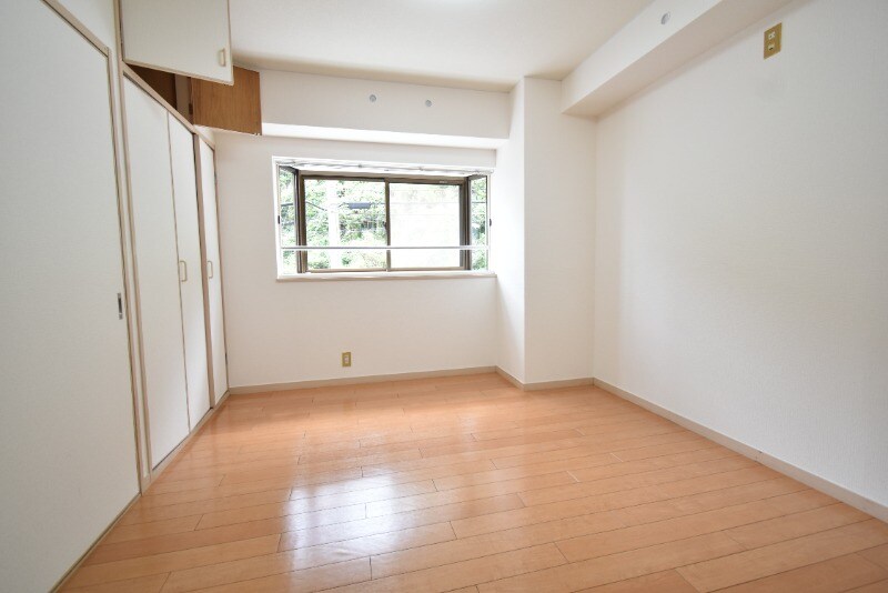 物件内観写真11　(洋室5帖)