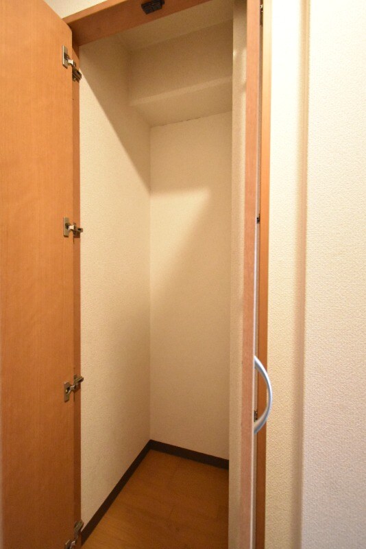 物件内観写真24　(玄関横収納)