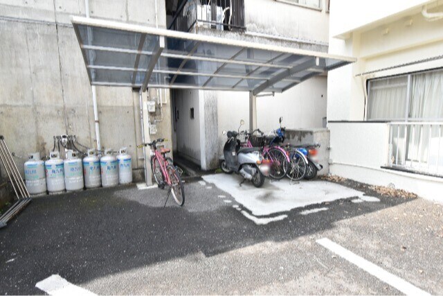 物件外観写真4　(駐輪場)