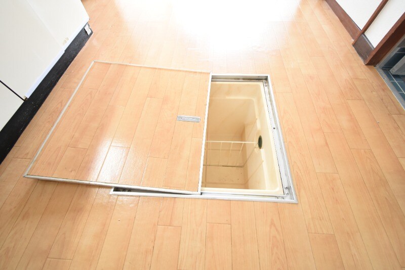 物件内観写真13　(床下収納)