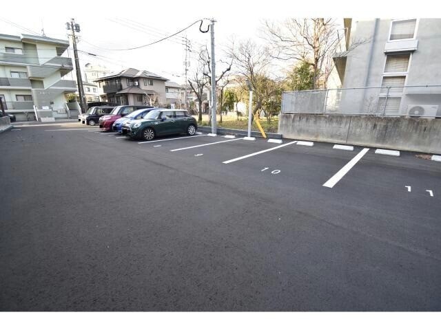 物件外観写真2　(駐車場)