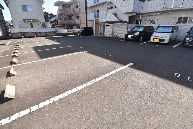 物件外観写真2　(駐車場)
