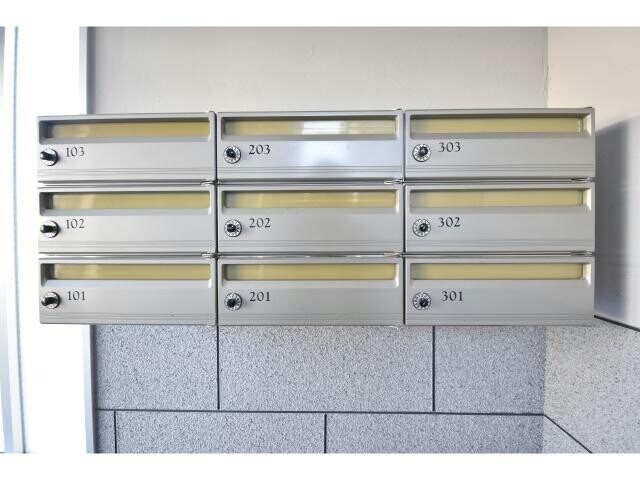 物件外観写真4　(集合郵便受け)