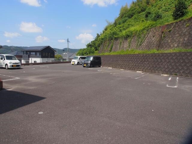 物件外観写真5　(駐車場)
