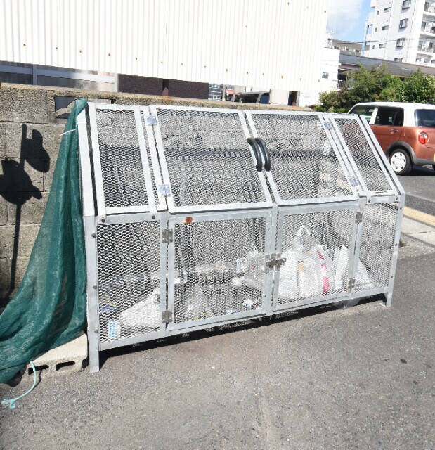 物件外観写真4　(敷地内ゴミ置き場)