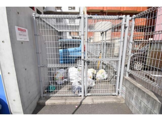 物件外観写真6　(敷地内ごみ置き場)