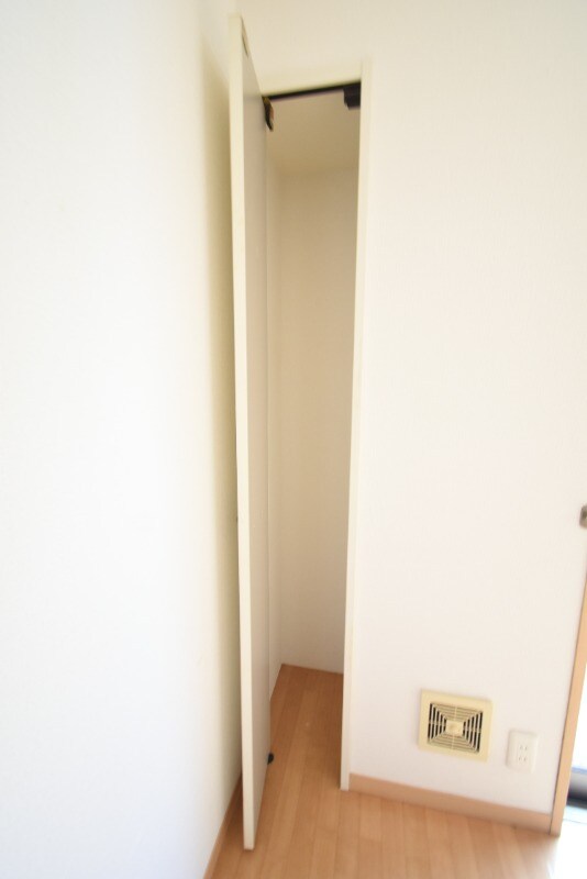 物件内観写真16　(物入れ)