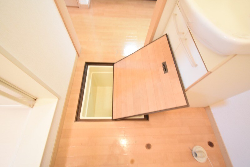 物件内観写真17　(床下収納)