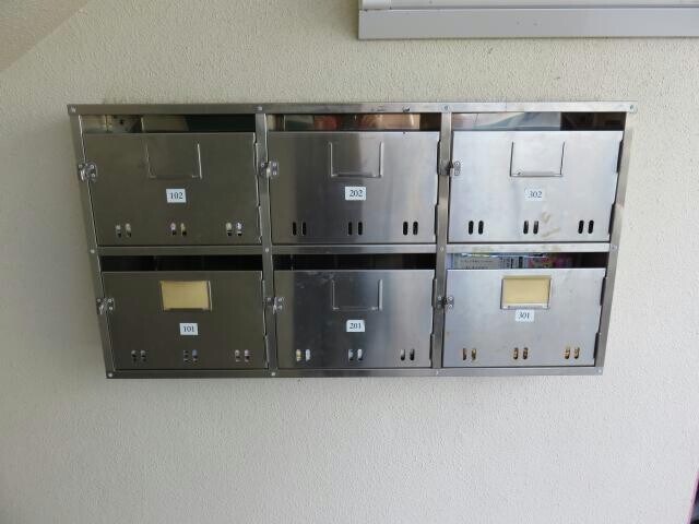 物件外観写真3　(集合郵便受け)