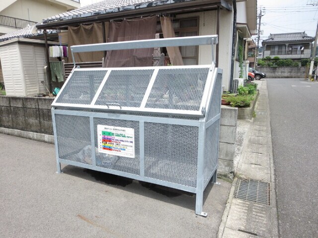 物件外観写真4　(敷地内ごみ置き場)