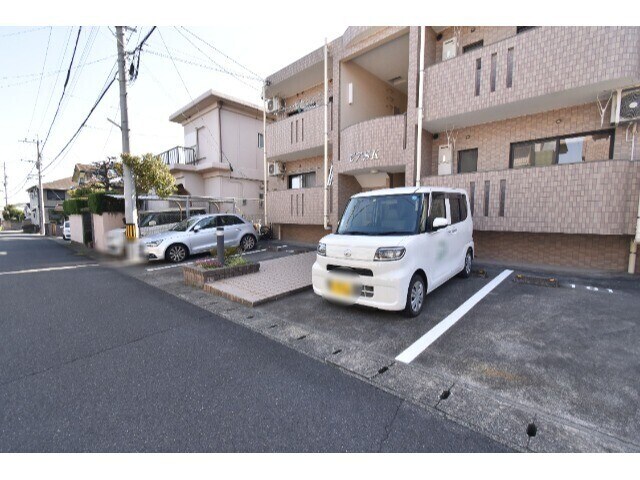 物件外観写真2　(駐車場)