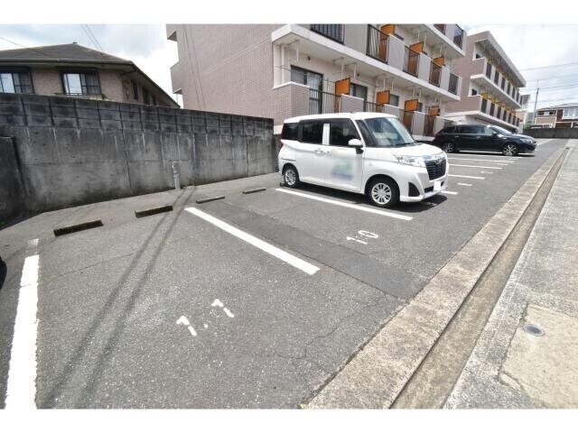 物件外観写真3　(駐車場)