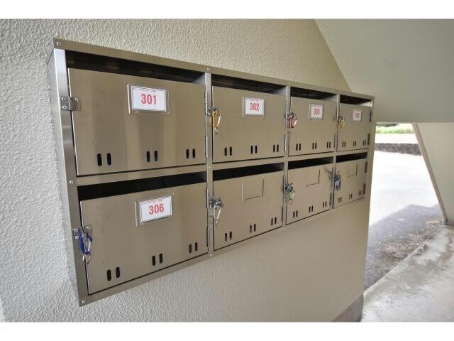 物件外観写真5　(集合郵便受け（3階のみ）)