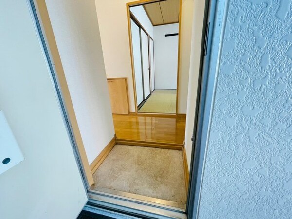 玄関(同物別部屋の写真です)