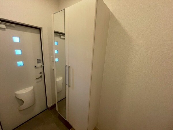 玄関(同型参考写真)