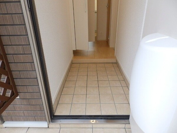 玄関(同型反転参考写真)