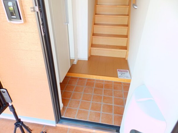 玄関(同物件別室反転タイプの画像です)