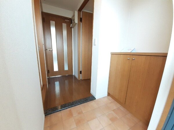 玄関(同物件参照写真)