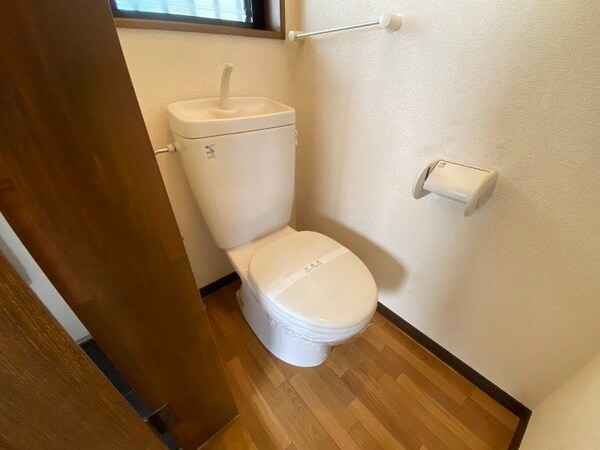 トイレ(同物件別室反転写真)