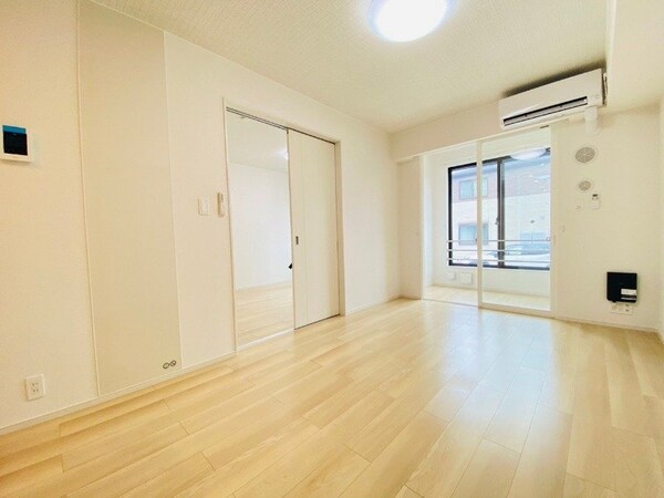 居室・リビング(別部屋反転写真です)