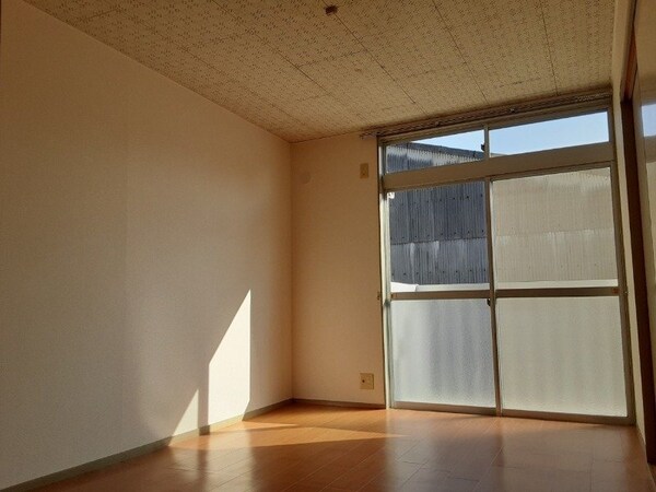 居室・リビング(同建物の別部屋写真です)