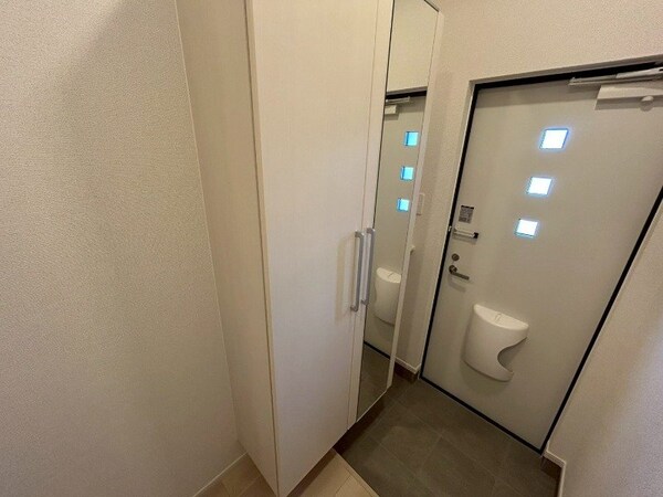 玄関(同型参考写真)