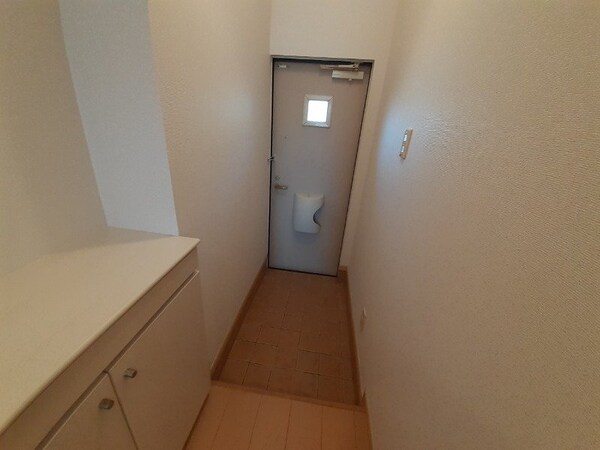 玄関(同物件別部屋の物です。)
